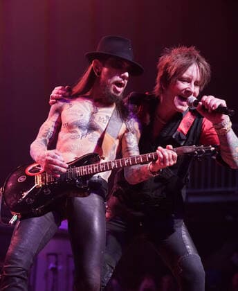 Bilder des Jahres 2021, Entertainment 12 Dezember Entertainment Themen der Woche KW51 December 21, 2021, Hollywood, CA, USA: Musicians - DAVID NAVARRO and BILLY MORRISON together on stage at the 3rd Annual Above Ground Benefit Concert. Guitarists Dave Navarro (Janeâ€⠢s Addiction) and Billy Morrison (Billy Idol) and an all-star band headlined their third â€oeABOVE GROUND†benefit concert on December 20, 2021, at The Fonda Theatre, Hollywood, CA. After sitting out 2020 because of Covid, Navarro and Morrison were joined by a diverse group of special guests including Perry Farrell, Etty Lau Farrell, Corey Taylor, Mark McGrath, Steve Stevens, Franky Perez, Anthony Keidis (Red Hot Chile Peppers), Dexter Holland, and more..As with previous successful events in 2018 and 2019, this immersive evening of art and music - ZUMAmt3_ 20211221_zaf_mt3_001 Copyright: xScottxMitchellx