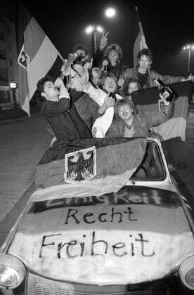 German reunification, people celebrate i