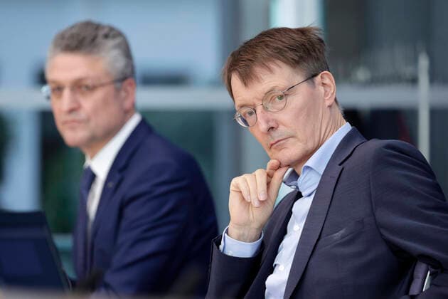 Prof Dr Lothar H Wieler, President Robert Koch Institute, RKI , Prof Dr Karl Lauterbach, Federal Minister of Health, SPD, PK zu Corona Lage, DEU, Berlin, 22 12 2021