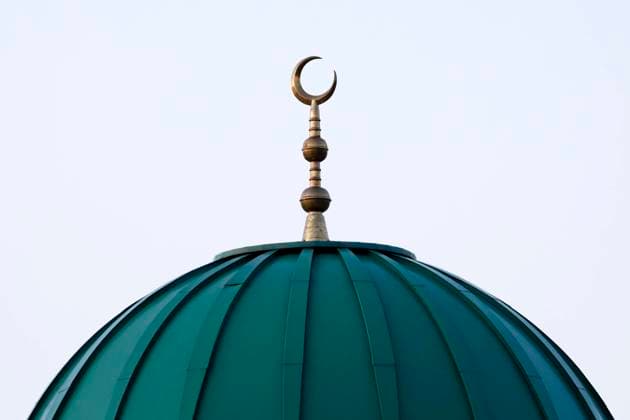 A crescent moon crowns the roof of the Al Muhajirin Mosque in Bonn The Hilal crescent moon is an Arabic term for the crescent of the waxing moon and today one of the most important Muslim emblems Theme image, symbol image Bonn, 30 11 2021 Foto:xC.xHardtx xFuturexImage