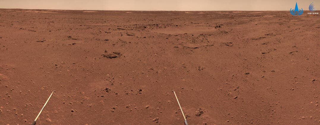 Bilder des Jahres 2022, News 01 Januar News Themen der Woche KW52 (220101) -- BEIJING, Jan. 1, 2022 () -- Photo released on Jan. 1, 2022 by the China National Space Administration (CNSA) shows the surface landscape taken by the rover Zhurong. China released on the first day of 2022 a group of new Mars images taken by the Tianwen-1 probe. These new images showed diverse working conditions of the probe s orbiter and rover, as well as the Mars surface topography obtained by them, said the China National Space Administration. The images include the group photo of the orbiter and Mars, closeup of the orbiter, ice sheet on Mars north pole area, surface landscape taken by the rover Zhurong. China s Tianwen-1 mission, consisting of an orbiter, a lander and a rover, was launched on July 23, 2020. (CNSA H