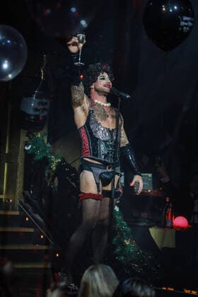 December 31, 2021, London, United Kingdom: Duncan James seen on stage at the Cabaret All Stars New Year s Eve Show in London. London United Kingdom - ZUMAs197 20211231_zaa_s197_264 Copyright: xBrettxCovex