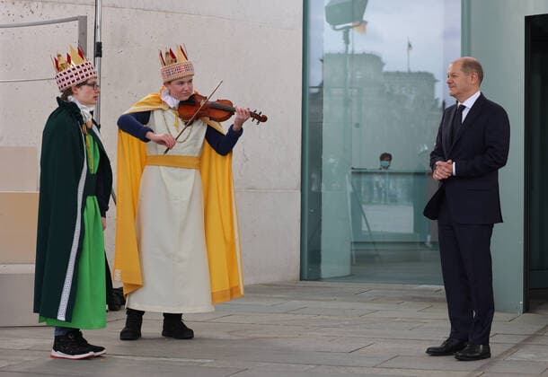 BK Scholz and carol singers 31 01 2022, Germany, Berlin, Federal Chancellery, Chancellor Olaf Scholz receives in the courtyard of honor the carol singers, who c