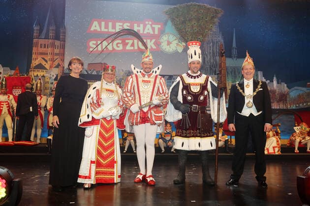Cologne Carnival, proclamation of the Cologne triumvirate as a TV production in Cologne Gürzenich, Mayor Henriette Reker hands over insignia, without audience, but together with the Cologne childrens triumvirate, triumvirate Prince Sven I Oleff , Pea