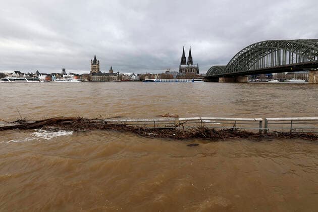 Due to high water, access to the Rhine boulevard is blocked After the Rhine level exceeded the first high water mark yesterday, the Stadtentwässerungsbetriebe StEB gave the all-clear today The water level at the Cologne gauge was only 6.82 meters on Friday morning Cologne 07 01 2022 Foto:xC.xHardtx xFuturexImage