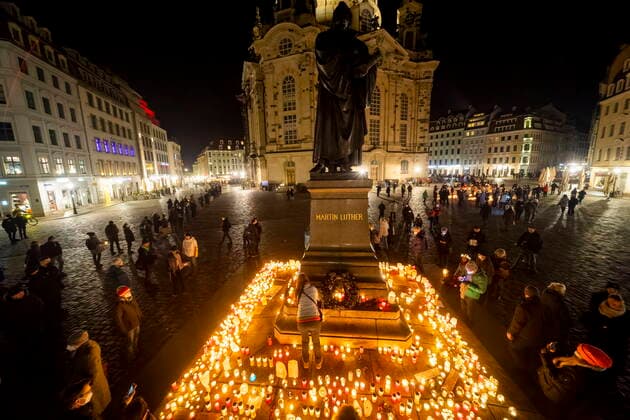 Show attitude The Dresden initiative show attitude called on Saturday to a candle action on the Neumarkt in front of the Frauenkirche Thousands of people of the silent majority accepted the invitation and silently put up candles and protested in this way against the increasing Querdenker , Corona deniers and vaccination opponents movement Dresden Saxony GERMANY