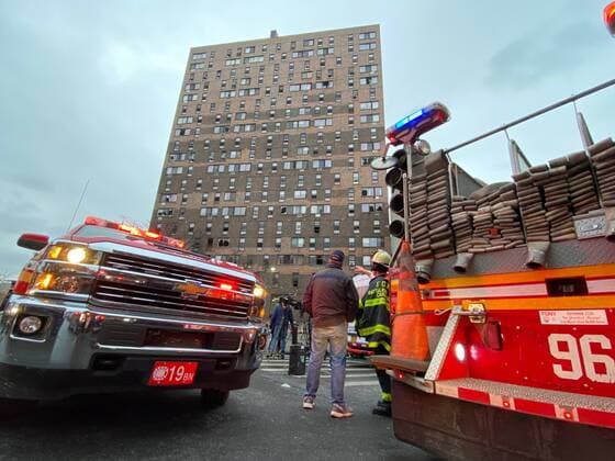 Bilder des Jahres 2022, News 01 Januar News Themen der Woche KW01 (220109) -- NEW YORK CITY, Jan. 9, 2022 -- People are seen in front of the apartment building in Bronx, New York, the United States, on Jan. 9, 2022. At least 19 people, including nine children, lost their lives in a major fire in New York City on Sunday, various U.S. media outlets reported. (Photo by Michael Nagle Xinhua) U.S.-NEW YORK CITY-APARTMENT BUILDING-FIRE WangxYing