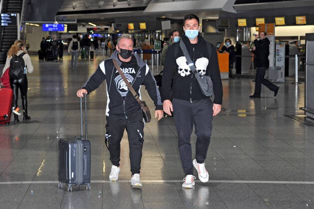 RTL Dschungelcamp 2022 Lucas Cordalis and Peter Klein on the occasion of the departure of the candidates of the RTL program I am a star get me out of here to the jungle camp 2022 in South Africa on 09 01 2022 at Frankfurt Main Airport 20220109MWI6909