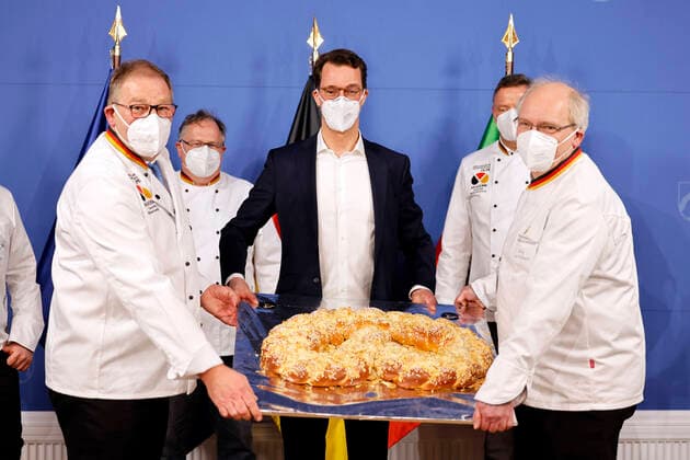 Hendrik Wüst at the presentation of the New Years pretzel by representatives of the Association of the Rhenish Bakery Trade such as Jörg von Polheim r and the Bakery Guild Association of Westphalia Lippe The New Years pretzel is traditionally presented at the beginning of the new year It serves as a goo Foto:xC.xHardtx xFuturexImage