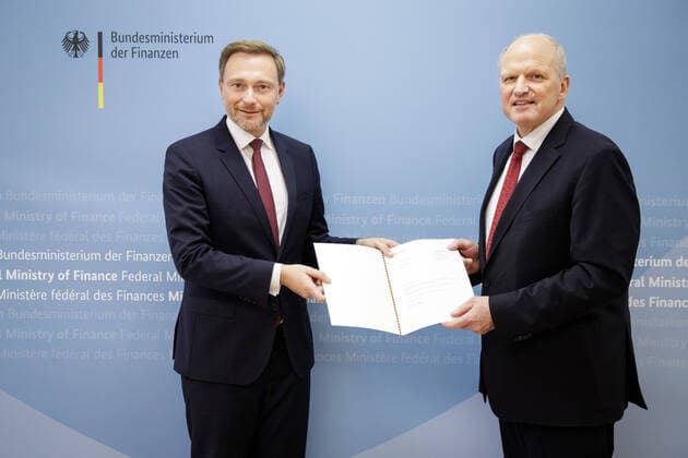 Presentation of certificate by Christian Lindner, Federal Minister of Finance, L to State Secretary Carsten Pillath R at the Federal Ministry of Finance Berlin, 14 01 2022 Berlin Germany Copyright: xJaninexSchmitz photothek.dex
