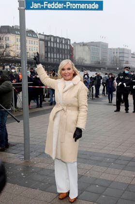 Marion Fedder at the inauguration of the Jan Fedder Promenade The waterfront promenade at the harbor between Landungsbrücken and Baumwall, which had not been officially named until now, now bears the name of the Hamburg folk actor and honorary commissioner of the Hamburg police, 14 01 2022 Foto:xgbrcix xFuturexImage