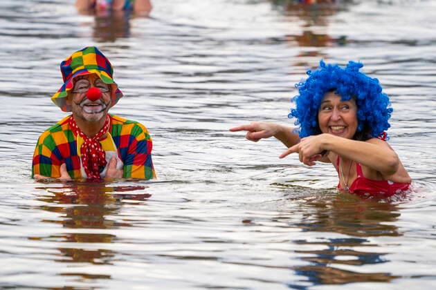 To the ice carnival in the Orankesee in Berlin Hohenschönhausen under Corona rules met about 70 lovers of ice bathing and winter swimming from ten clubs of the republic The longest journey had a winter swimmer from Estonia Ausrichter of the ice carnival at a water temperature of four degrees was the club Berlin seals Photo Volker Hohlfeld Ice carnival in the Or