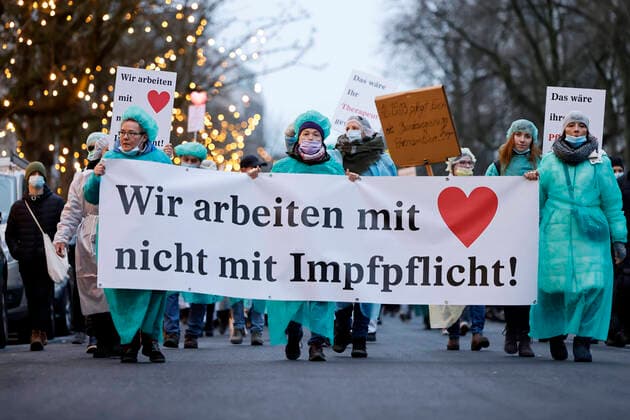 With a registered demo demonstrated about 8000 opponents of a vaccination obligation with a walk against the Corona measures of the Federal Government under it also many care workers, who threaten to lose their job because of the vaccination obligation in the health sector Duesseldorf, 15 01 2022 Foto:xC.xHardtx xFuturexImage