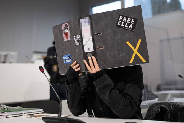 17 01 2022, xblx, justice, trial Appeal case against A49 activist v l defendant UwP1 in the courtroom In the media, the woman is called ELLA Giessen.