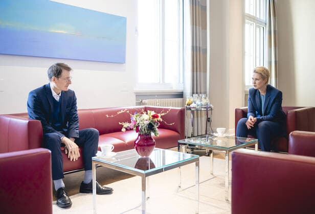 Federal Minister of Health Karl Lauterbach SPD , meets the Prime Minister of Mecklenburg Vorpommern, Manuela Schwesig SPD in Schwerin on 17 01 2022 Berlin Germany Copyright: xXanderxHeinl photothek.dex