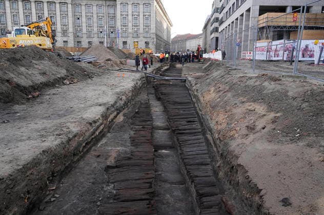 Approximately 2.50 m under the Stralauer road the archaeologists of the national office for the preservation of historical monuments Berlin surprisingly discovered a medieval plank embankmen Foto:xT.xBartillax xFuturexImage