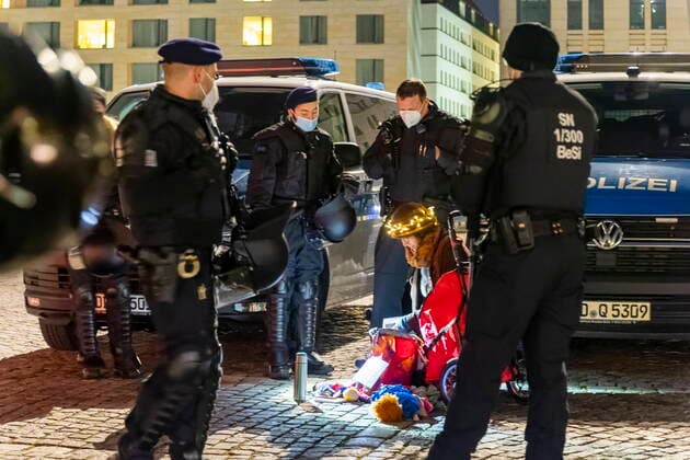 Police operation Coronaleugner wanted to veranstelten a demonstration in Dresden, which was banned by the city of Dresden Up to 500 people ignored this, however, units of the Saxon riot police and Berlin police officers stopped this However, a total of 780 police of