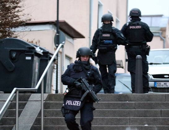 31 01 2022, xstox, news blue light, police operation in Elversberg arrest of Andreas Johannes S empoli, v l operation in Sulzbach Elversberg to capture the suspect of the police murder in the bakery of parents Elversberg