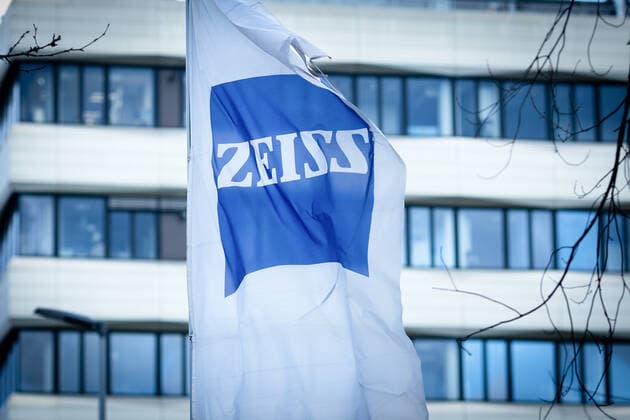 A flag with the logo of the company Carl Zeiss in front of a branch in Berlin, 02 02 2022 Berlin Germany Copyright: xLeonxKuegeler photothek.dex