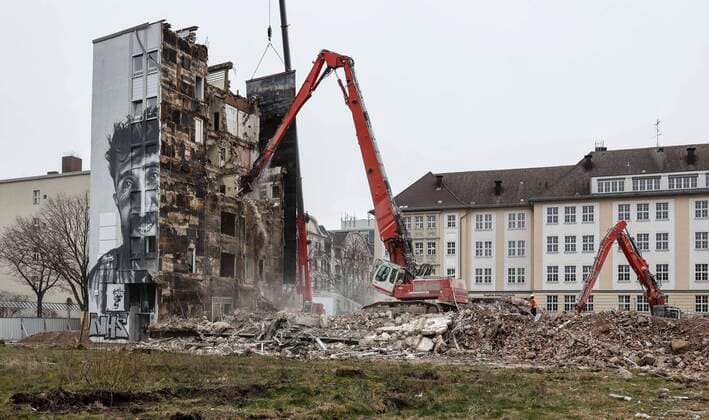 Abbruch Gebauede Berlin, 03 02 2022 An administrative building from the 60s is demolished with a demolition machine in the district of Berlin Schoeneberg Here arises Am Winterfeldt , with 7 buildings, 219 exclusive residential and 8 commercial units Germany