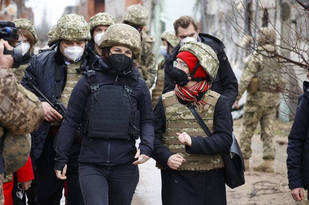 Annalena Baerbock Buendnis 90 Die Gruenen , German Foreign Minister, visits with the Ukrainian military the so-called contact line in the village of Shyrokyne in eastern Ukraine The Minister wants to inform herself about the military situation on the ground and also meet with representatives of the OSCE Special Monitoring Mission Shyrokyne Ukraine Copyright: xThomasxKoehlerx