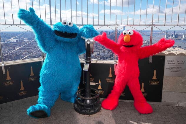 Cookie Monster and Elmo at the photocall for the live tour show Sesame Street Live at the Empirde State Building New York, 18 02 2022 Foto:xJ.xNacionxx xFuturexImage