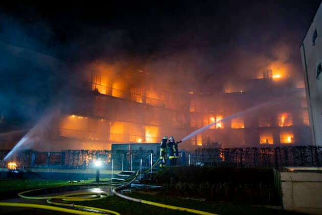 21 02 2022 , Essen , A multi-family house with almost 50 residential units on Bargmannstraße is in complete conflagration , Essen fire department in large-scale operation , no knowledge yet about victims