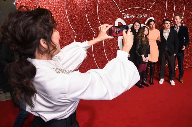 Sandra Oh and Lindsay Collins with company at the premiere of the animatiion film Turning Red Rot at Everyman Borough Yards Cinema London, 21 02 2022 Foto:xS.xVasx xFuturexImage