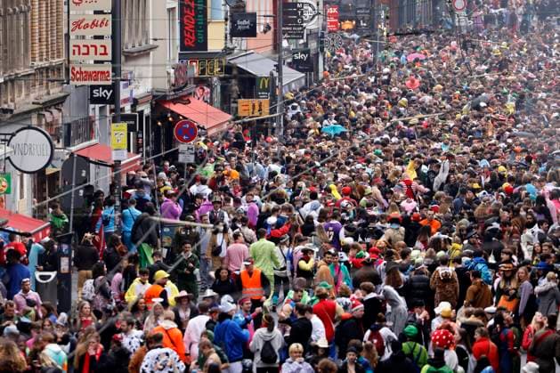 At 11 11 sharp on Weiberfastnacht 24 02 2022, the street carnival begins in Cologne despite the war in Ukraine Zülpicher Straße is also packed with revelers Here, only revelers who can provide proof of 2G are granted access Cologne, 24 02 2022 Foto:xC.xHardtx xFuturexImage