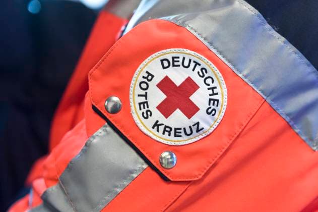 DRK in use uniform logo sign signet coat of arms mark of DRK German Red Cross jacket sleeve 20220220ad984 Hamburg Hamburg Germany Germany Copyright: xAchimxDuwentästerx