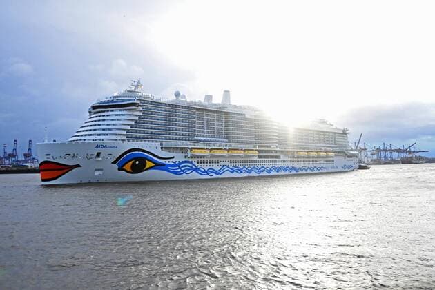 AIDAcosma celebrated its first call in the Port of Hamburg today Accompanied by two tugs and the fireboat