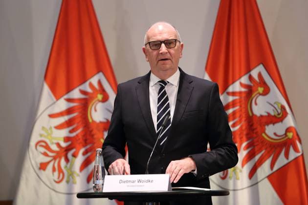 Minister President Dietmar Woidke SPD speaks during a press conference on the final building permit for the Tesla Gigafactory in Grünheide Mark , State Chancellery, Potsdam, 4 March 2022 The plant is already in place, Tesla had started construction in February 2020 at its own risk and is now waiting for operating permission Building permit for Tesla in Grünheide Mark