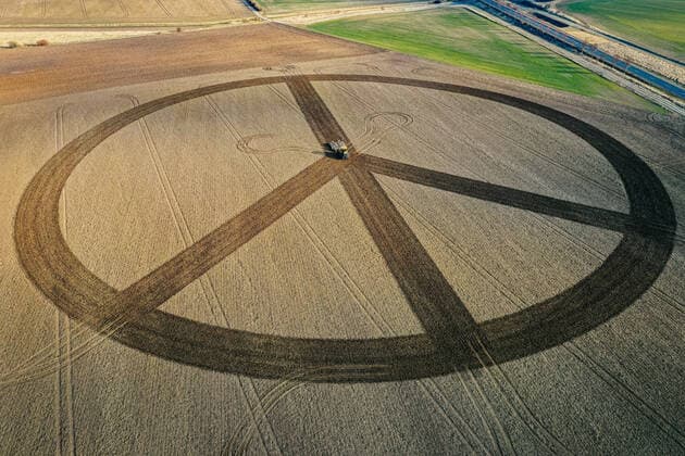 Erfurt , 070322 , Farmer draws 200m large peace symbol on his field In the picture Rüdiger Ritz 53 from the Agrar GmbH und Co KG Ermstedt digs a 200m large peace symbol on a field near Erfurt