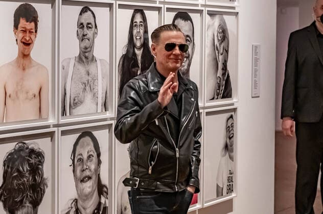 Bryan Adams visits his own photo exhibition at Hagens Osthaus Mus