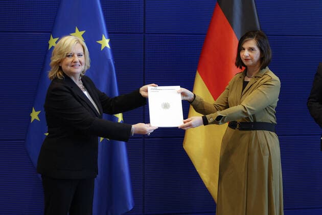 Eva Hoegl, SPD, German Parliament Commissioner for the Armed Forces, hands over the 2021 Annual Report of the Commissioner for the Armed Forces to Katrin Goering Eckardt, Vice President of the Bundestag, Buendnis 90 Die Gruenen in Berlin, 15 03 2022 Berlin Germany Copyright: xLeonxKuegeler photothek.dex