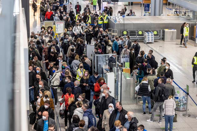 Long waiting times and flight cancellations at Stuttgart Airport Security checkpoint staff on strike The ver di trade union wants more money for the approximately 25,000 industry employees nationwide 15 03 2022 DEU, Germany, Baden Württemberg, Stuttgart