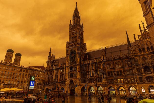 MÜNCHEN, DEUTSCHLAND 15. MÄRZ Ein seltenes meteorologisches Phänomen, das einen orangefarbenen Himmel aufgrund von Saharastaub am Himmel am 15. März 2022 in München, Deutschland verursacht Saharastaub verursacht einen orangefarbenen Himmel über dem Marienplatz in München München Deutschland Copyright: xx