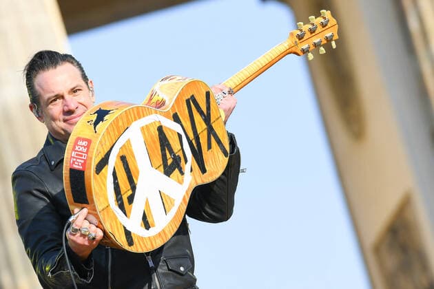 20 03 2022, xlakx, entertainment demo, sound of peace peace rally for Ukraine emspor, v l The BossHoss guitar with peace sign Berlin