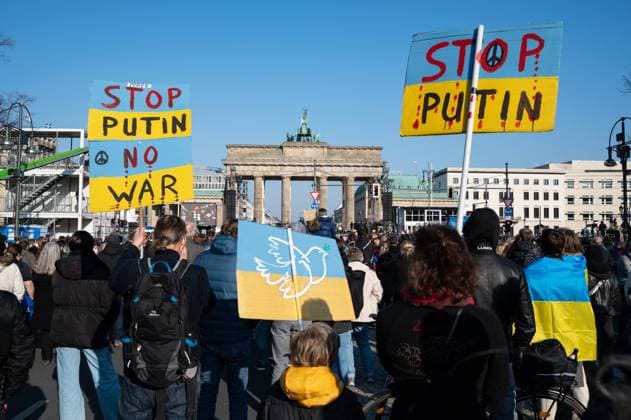 20 03 2022, Berlin, Germany, Europe Peace rally and benefit concert for Ukraine under the motto Sound of Peace at the Brandenburg Gate in the Mitte district German artists and bands such as Peter Maffay, The BossHoss, Silbermond and many more will perform on the stage at the Platz des 18 Maerz At the same time, the organizers are