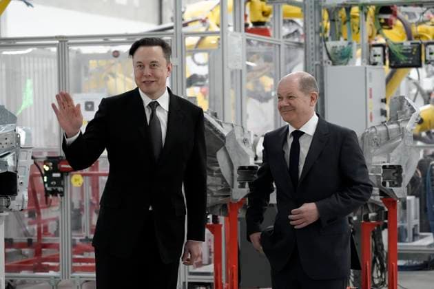 Tesla Delivery Day opening of the Tesla Gigafactory in Gruenheide near Berlin Current, 22 03 2022, Gruenheide, Chancellor of the Federal Republic of Germany Olaf Scholz and Elon Musk Tesla boss during the short tour of the production at the Tesla Delivery Da