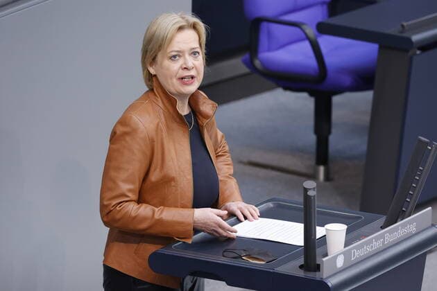 Dr Gesine Lötzsch, parliamentary group Die Linke, Germany, Berlin, Reichstag, 22 March 2022 23 session , Finance Minister Lindner announces urgently needed relief