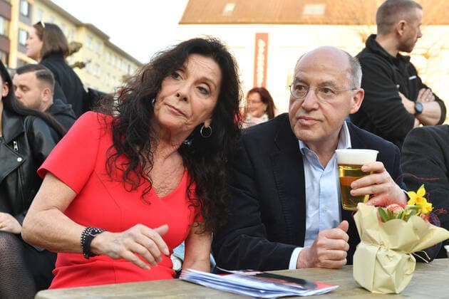 Neunkirchen The forecasts see a nail-biter for the Left Party to enter the next state parliament The partys campaign closing on Wednesday evening 23 3 2022 on Neunkircher Stummplatz gave a different impression T bub