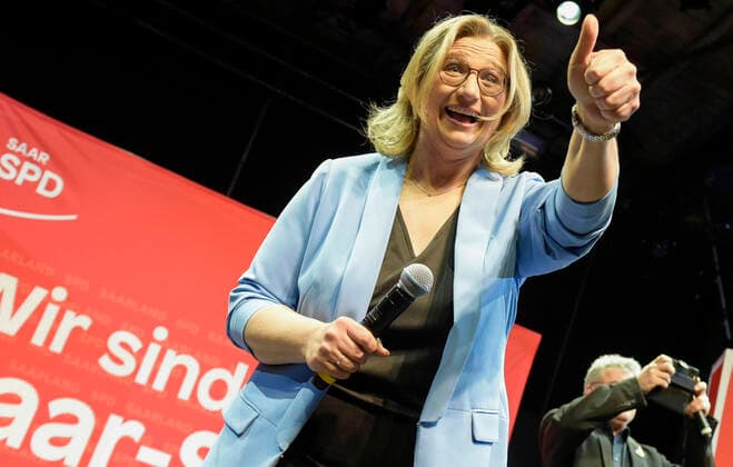 Anke Rehlinger SPD celebrates on Sunday 27 03 2022 after the election success beoi the state election 2022 in the garage in Saarbrücken with her comrades bub