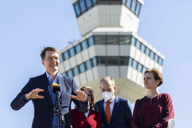 Karl Lauterbach SPD , Federal Minister of Health, photographed during a visit to the Ukraine Arrival Center at the former Tegel Airport in Berlin, 28 03 2022 Berlin Germany Copyright: xFlorianxGaertner photothek.dex