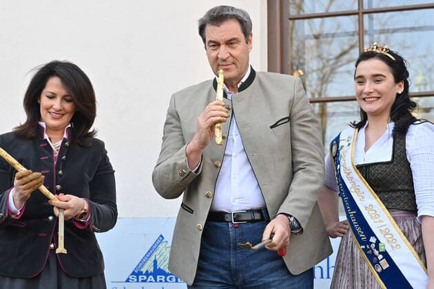 Markus SOEDER Prime Minister of Bavaria and CSU Chairman and Minister of Agriculture Michaela Kaniber together with Schrobenhausen Asparagus Queen Annalena Fischhaber at the opening of the Bavarian asparagus season with a symbolic tapping at the Munich Viktualienmarkt on 28 03 2022,
