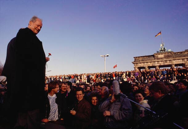 11 11 1989 Fall of the Wall Former Chancellor of the Federal Republic of Germany WILLY BRANDT Herbert Ernst Karl Frahm, SPD stands with the celebrating population on the Strasse des 17 Juni at the Brandenburg Gate in Berlin after the opening of the border by the GDR government 11 11 1989 BERLIN GERMANY GERMANY XXX