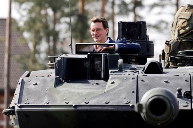 Minister President Hendrik Wüst in a Leopard 2A6 during a visit to the 21 Lipperland Armored Brigade at the Generalfeldmarschall Rommel Barracks in the Lippe district This unit of the German Armed Forces regularly provides forces to fulfill the international obligations of the Federal Republic of Germany, such as in t Copyright: xChristophxHardtx