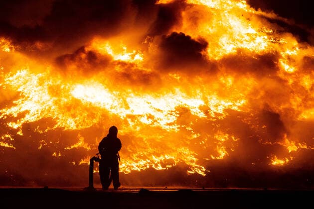 31 03 2022, Brandenburg, Germany, GER A major fire broke out at a tire storage yard in the Oranienburg South industrial park near Berlin on Wednesday evening The fire department was on site with numerous emergency personnel to extinguish the major fire The extinguishing work was still continuing early Thursday morning
