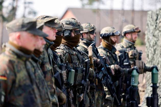 Soldiers present weapons and several Panzerfaust 3 EX during the visit of Prime Minister Hendrik Wüst to the tank brigade 21 Lipperland in the Generalfeldmarschall Rommel barracks in the district of Lippe This unit of the Bundeswehr regularly provides forces to fulfill Copyright: xChristophxHardtx