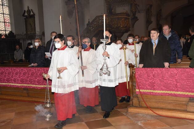 Entrance altar boys Right Dr h c Bernd Posselt MEP a D President of the Pan-European Union Max Strauss Munich 01 04 2022 Rindermarkt 1 Kath Kirche St Peter Alter Peter Gedenk Gottesdienst Zum 100 Todestag des Sel Kaisers Karl I aus dem Hause Habsburg Munich